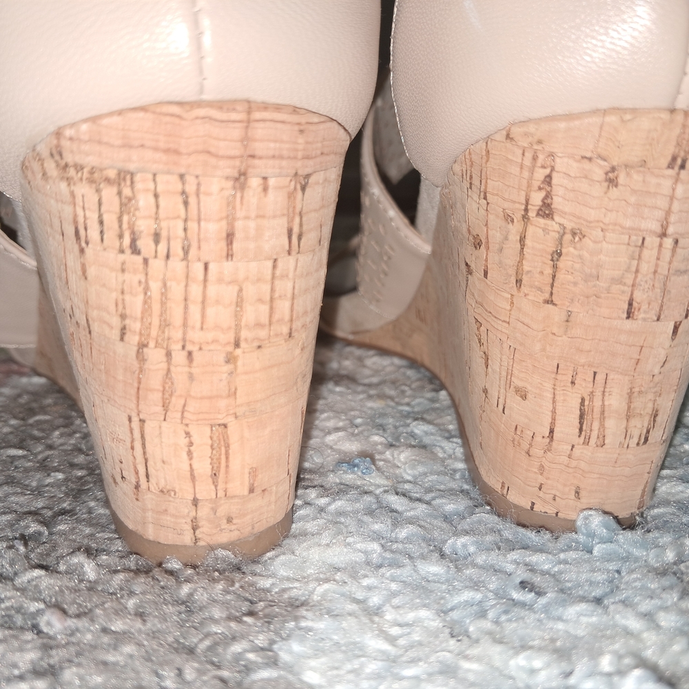 EUC Jones New York Cream Perforated Wedge Sandals 7.5 - Picture 4 of 7